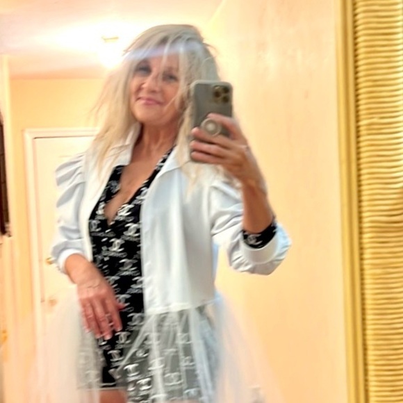 Brooke Lynn Style, White Buttoned-Bodice Top,w/Sheer Overlay Skirt, EUC,Size L - Picture 5 of 9